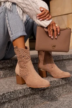 Ażurowe Botki Na Słupku Z Eko Zamszu Zapinane Na Zamek Ciemnobeżowe Sevana