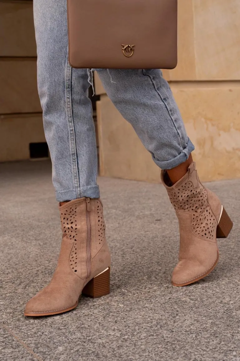 Ażurowe Botki Na Słupku Z Eko Zamszu Zapinane Na Zamek Ciemnobeżowe Sevana