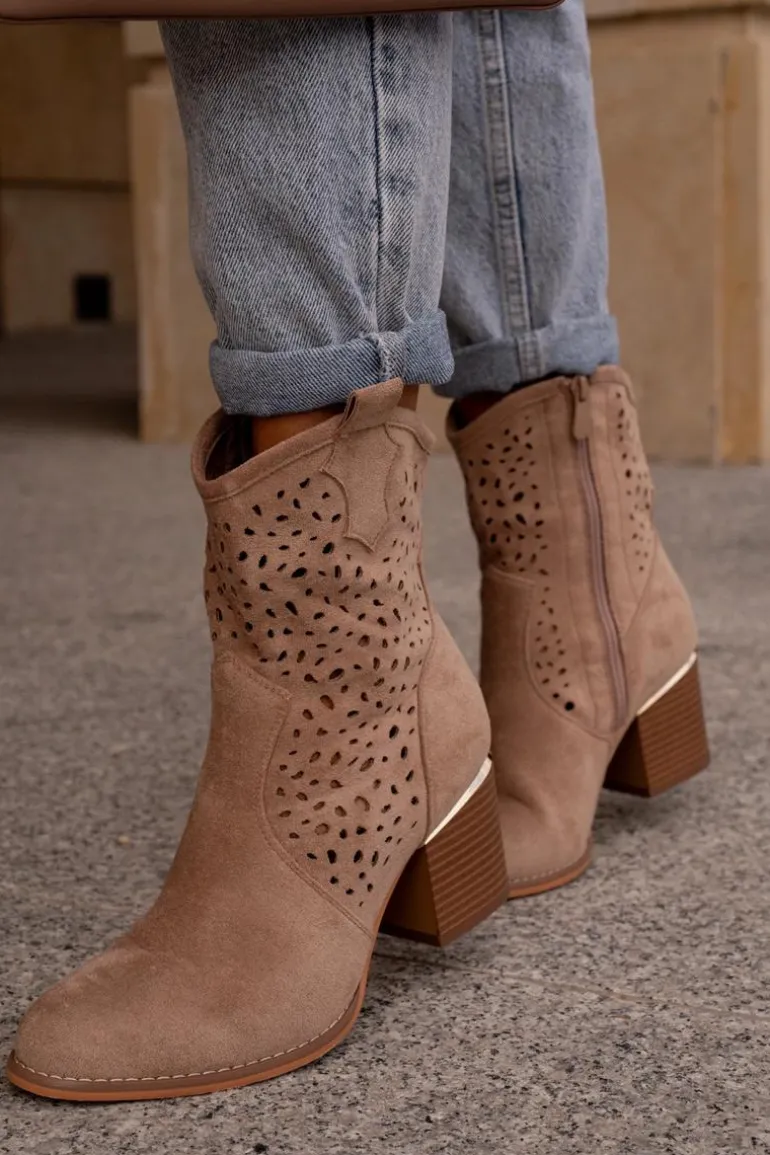 Ażurowe Botki Na Słupku Z Eko Zamszu Zapinane Na Zamek Ciemnobeżowe Sevana