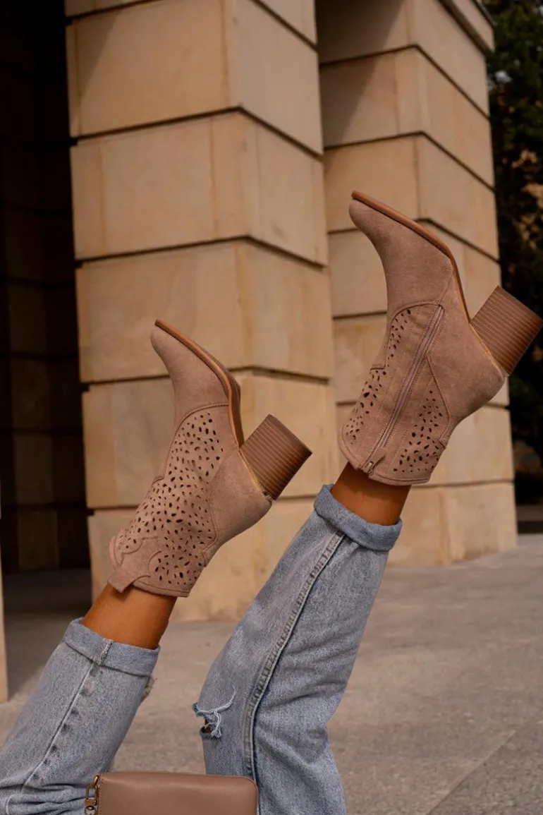 Ażurowe Botki Na Słupku Z Eko Zamszu Zapinane Na Zamek Ciemnobeżowe Sevana