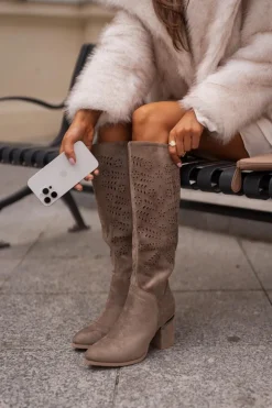 Ażurowe Kozaki Damskie Na Słupku Z Eko Zamszu Vinceza 16443 Ciemnobeżowe