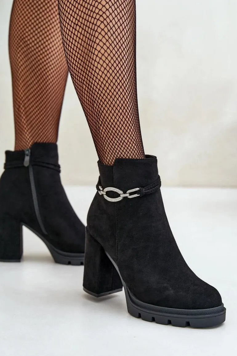 Botki Damskie Na Słupku Eko Zamszowe Z Ozdobnym Paskiem Czarne Maivone