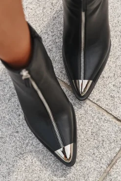 Botki Damskie Na Słupku Z Ozdobnym Zamkiem Czarne Wiviane