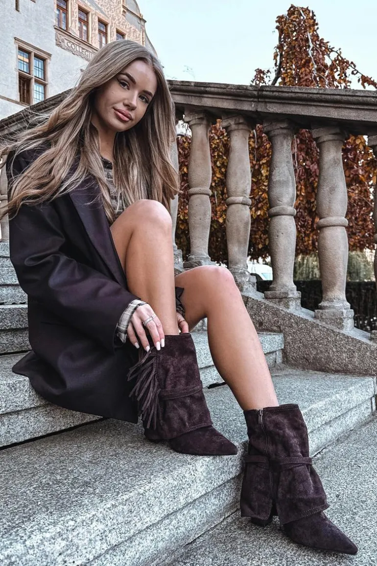 Botki Damskie Na Słupku Z Frędzlami I Złotymi Klamrami Czekoladowe Evelisse