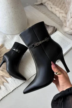 Botki Damskie Na Szpilce Z Paskiem I Srebrnym Elementem Ocieplane Czarne Bellisse