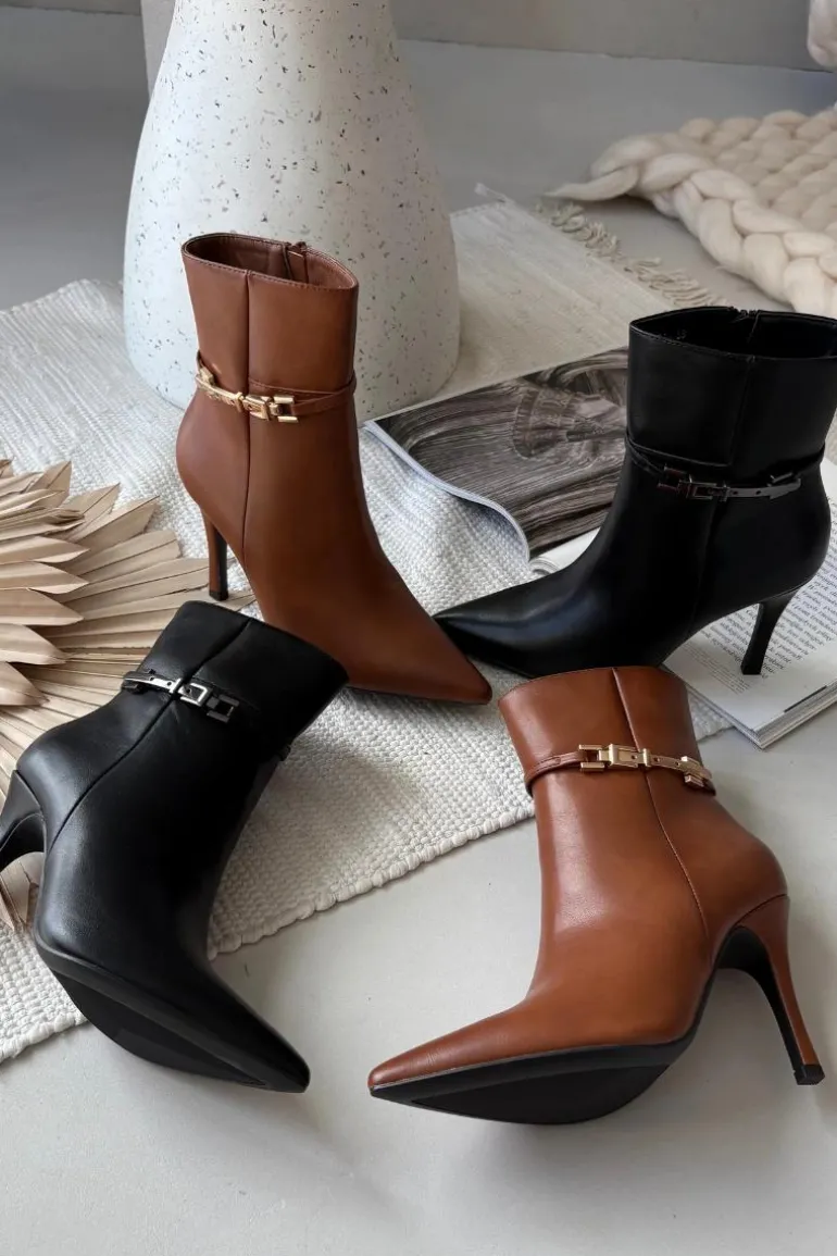 Botki Damskie Na Szpilce Z Paskiem I Srebrnym Elementem Ocieplane Czarne Bellisse