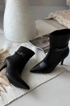 Botki Damskie Na Szpilce Z Paskiem I Srebrnym Elementem Ocieplane Czarne Bellisse