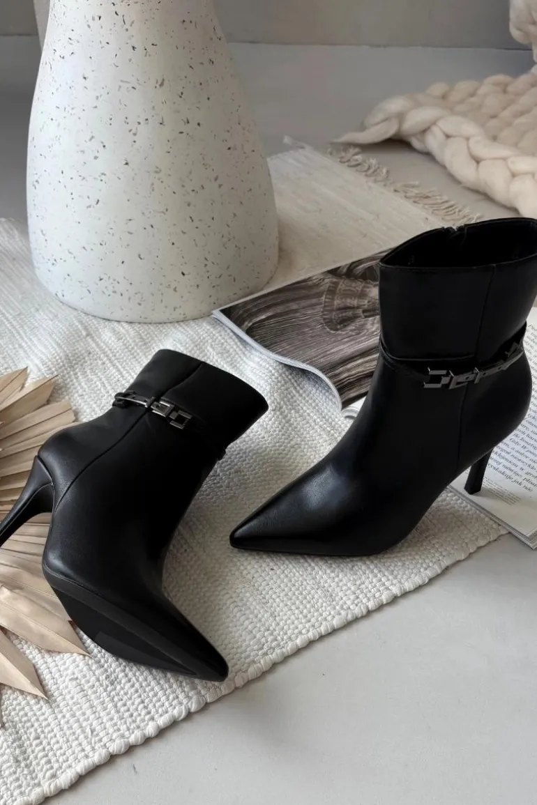 Botki Damskie Na Szpilce Z Paskiem I Srebrnym Elementem Ocieplane Czarne Bellisse