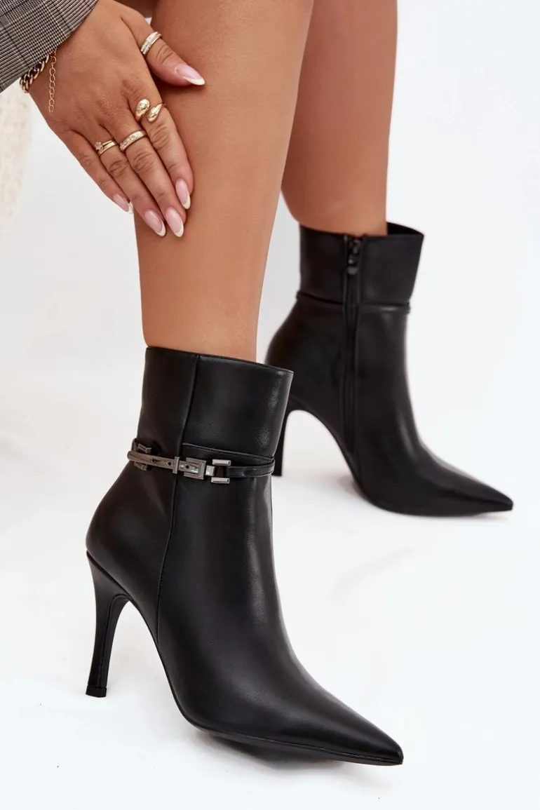 Botki Damskie Na Szpilce Z Paskiem I Srebrnym Elementem Ocieplane Czarne Bellisse