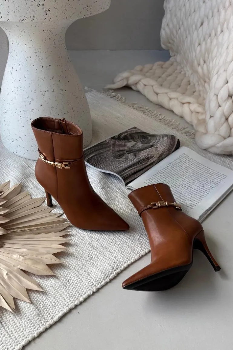 Botki Damskie Na Szpilce Z Paskiem I Złotym Elementem Ocieplane Camel Bellisse