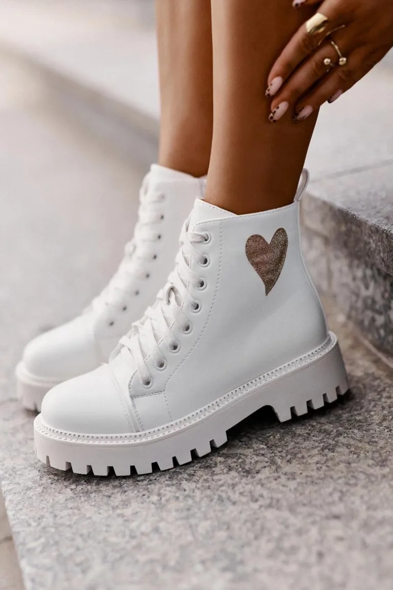 Botki Damskie Na Zamek Z Ozdobnym Sercem Białe Obeena