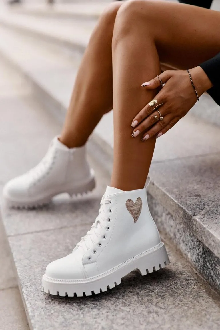 Botki Damskie Na Zamek Z Ozdobnym Sercem Białe Obeena