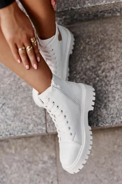 Botki Damskie Na Zamek Z Ozdobnym Sercem Białe Obeena