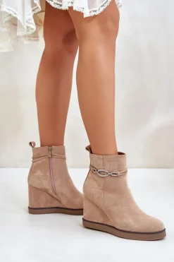 Botki Na Koturnie Z Ozdobnym Paskiem Beżowe Kaiviana