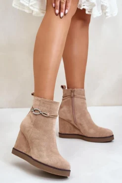 Botki Na Koturnie Z Ozdobnym Paskiem Beżowe Kaiviana