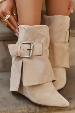 Botki Na Koturnie Z Wywiniętą Cholewką I Klamrą Eko Zamszowe Beżowe Vortinia