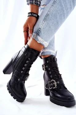 Botki Na Słupku Z Klamrą Czarne Flaris