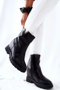 Botki Na Ukrytym Koturnie Z Emblematem Czarne Tivera