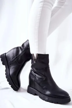 Botki Na Ukrytym Koturnie Z Emblematem Czarne Tivera