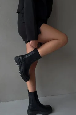 Botki Sztyblety Damskie Na Platformie I Płaskim Obcasie Wsuwane Czarne Ravessa