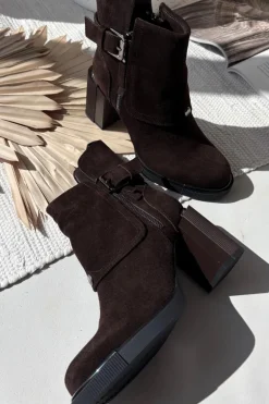 Botki Z Naturalnego Zamszu Na Słupku Z Klamrą Vinceza 91152 Czekoladowe