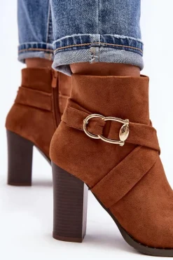 Botki Zamszowe Na Słupku Z Klamrą Camel Eftane