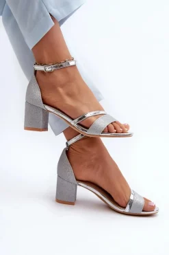 Brokatowe Sandały Damskie Na Niskim Słupku Srebrne Ploemis
