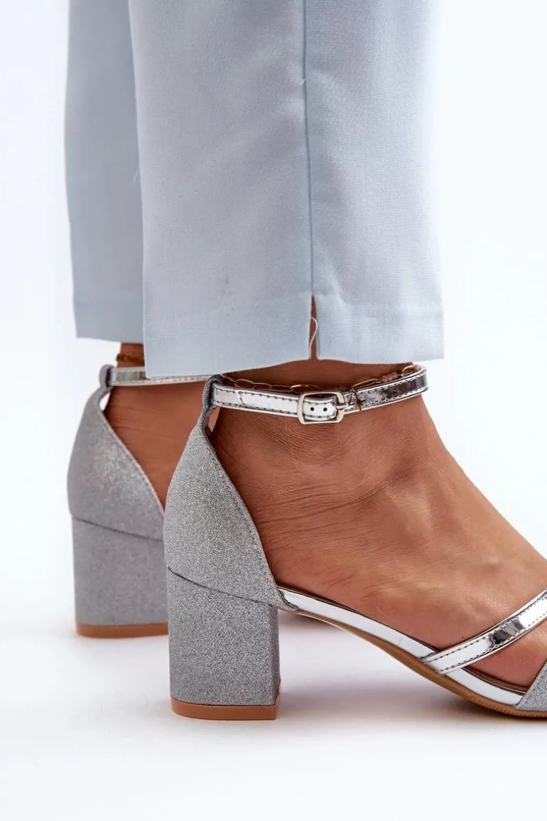 Brokatowe Sandały Damskie Na Niskim Słupku Srebrne Ploemis