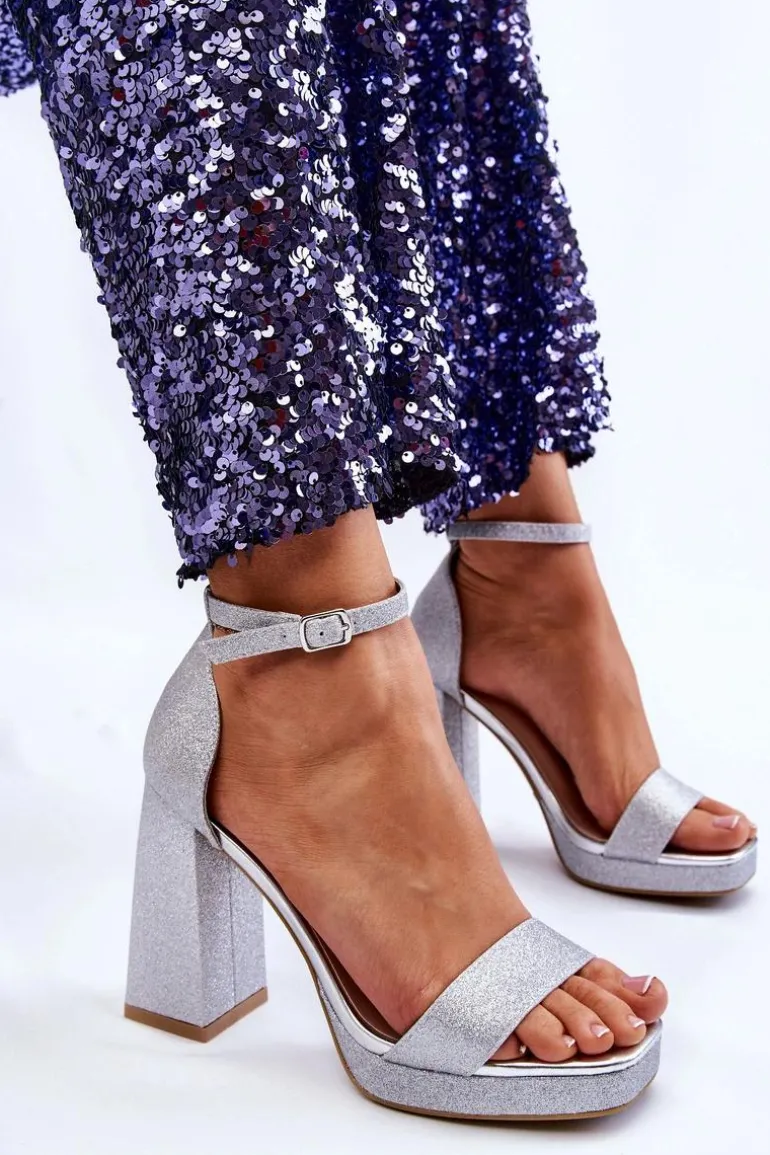 Błyszczące Sandałki Na Masywnym Obcasie Srebrne Calmi