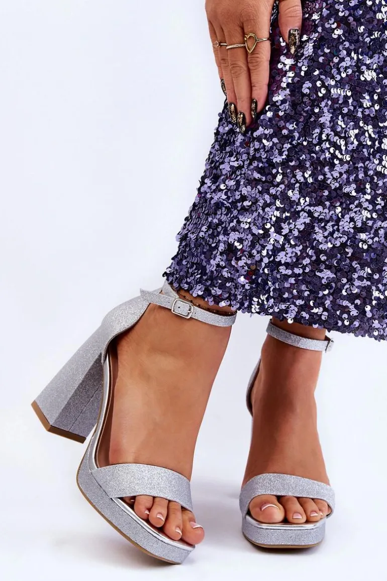 Błyszczące Sandałki Na Masywnym Obcasie Srebrne Calmi