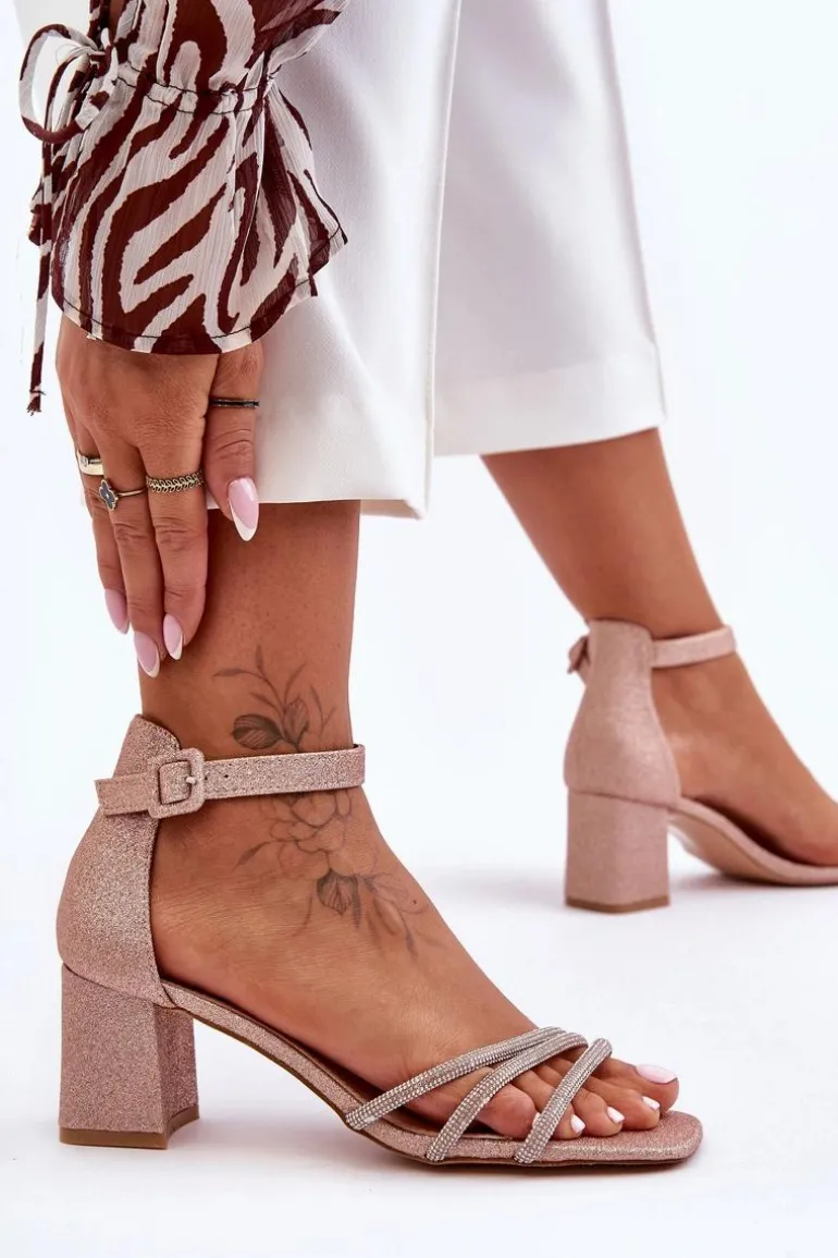 Błyszczące Sandałki Na Obcasie Beżowe Enenor