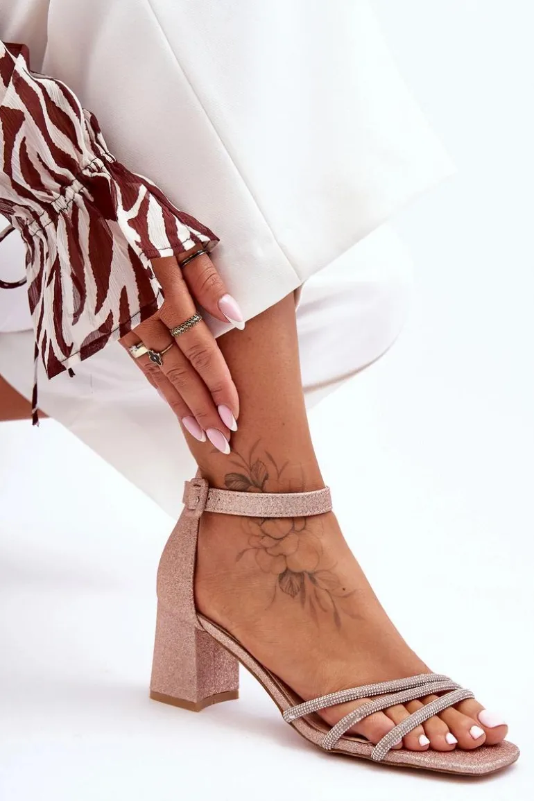 Błyszczące Sandałki Na Obcasie Beżowe Enenor