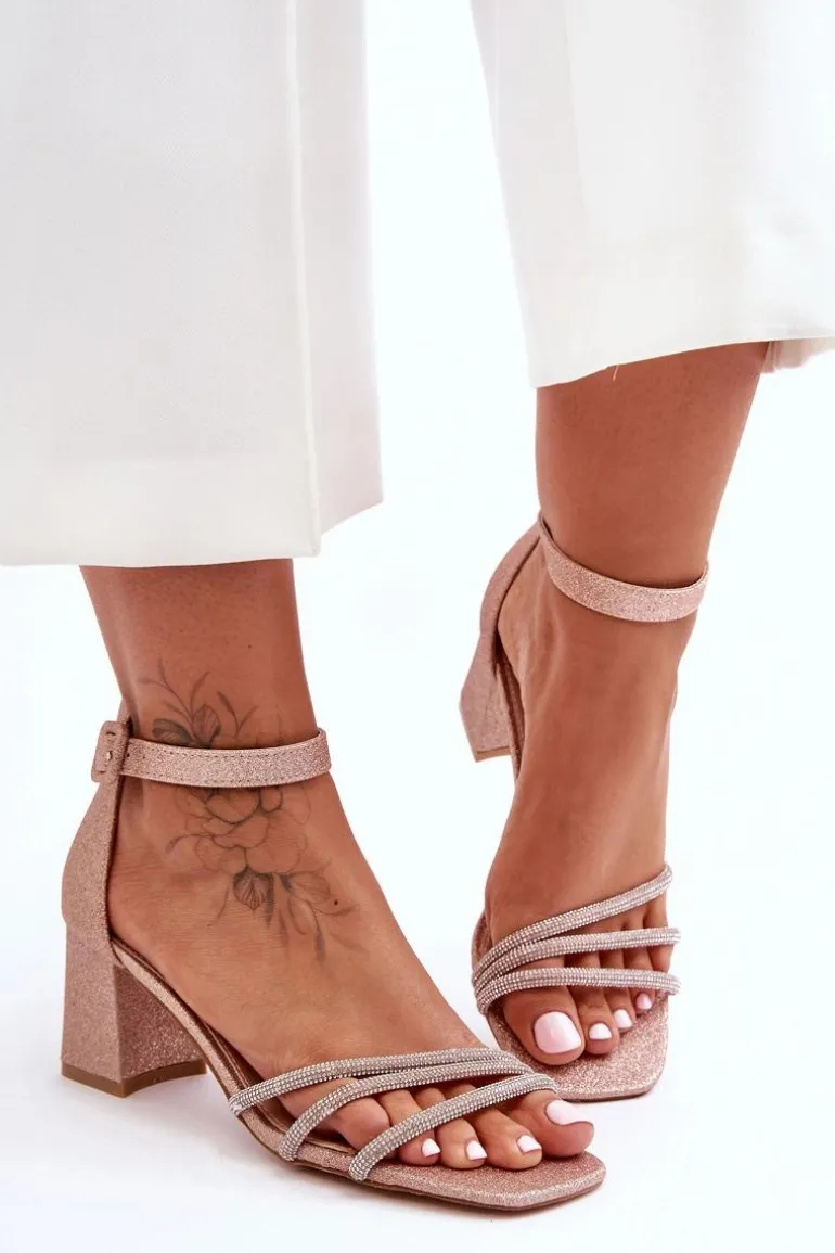 Błyszczące Sandałki Na Obcasie Beżowe Enenor
