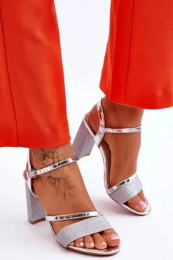 Błyszczące Sandały Na Obcasie Srebrne Alicia
