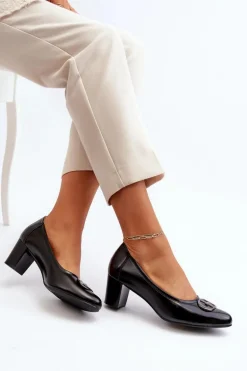 Czółenka Na Niskim Słupku Z Ozdobą Czarne Aeliris