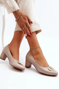 Czółenka Na Niskim Słupku Z Ozdobą Beżowe Aeliris