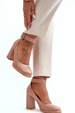 Czółenka Na Słupku Z Klamrą Beżowe Idovana