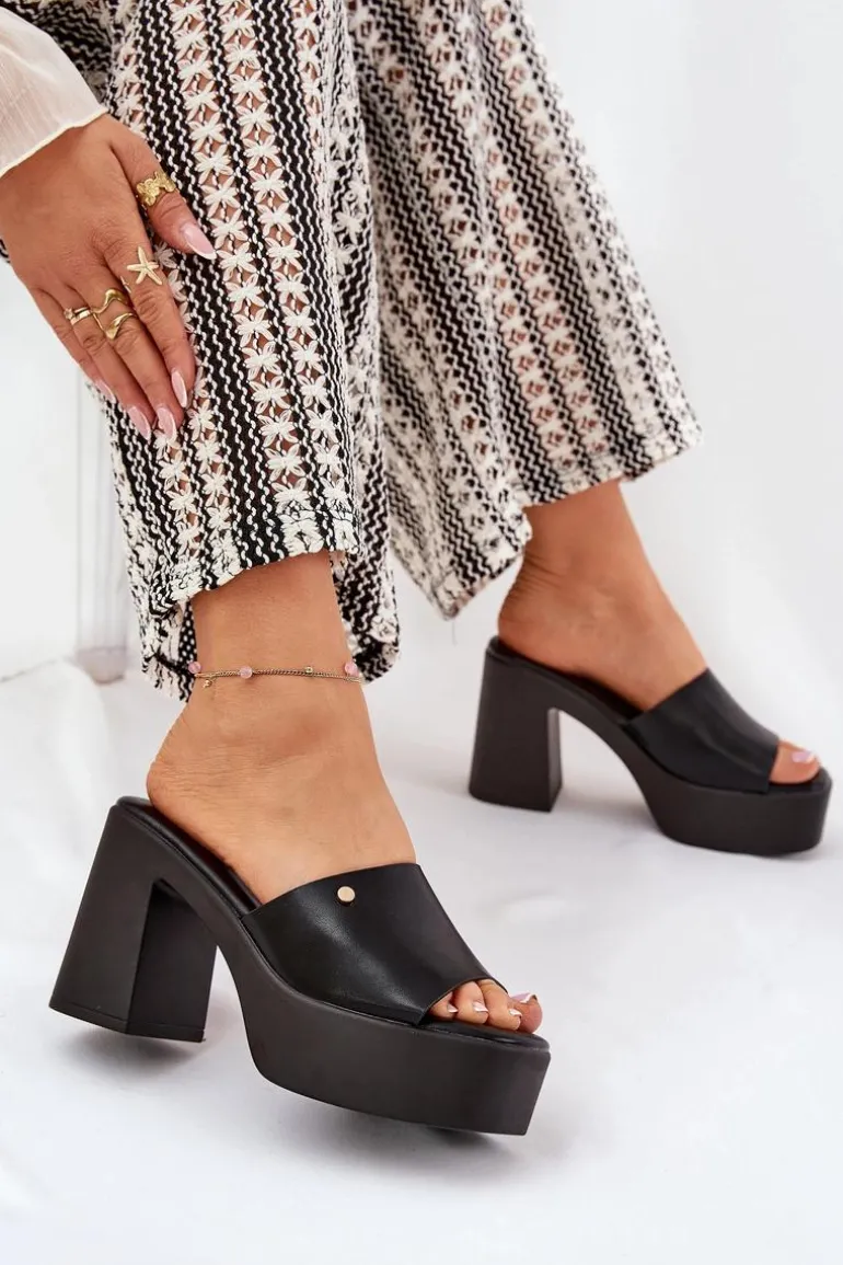 Damskie Klapki Z Eko Skóry Na Słupku I Platformie Czarne Tamirella