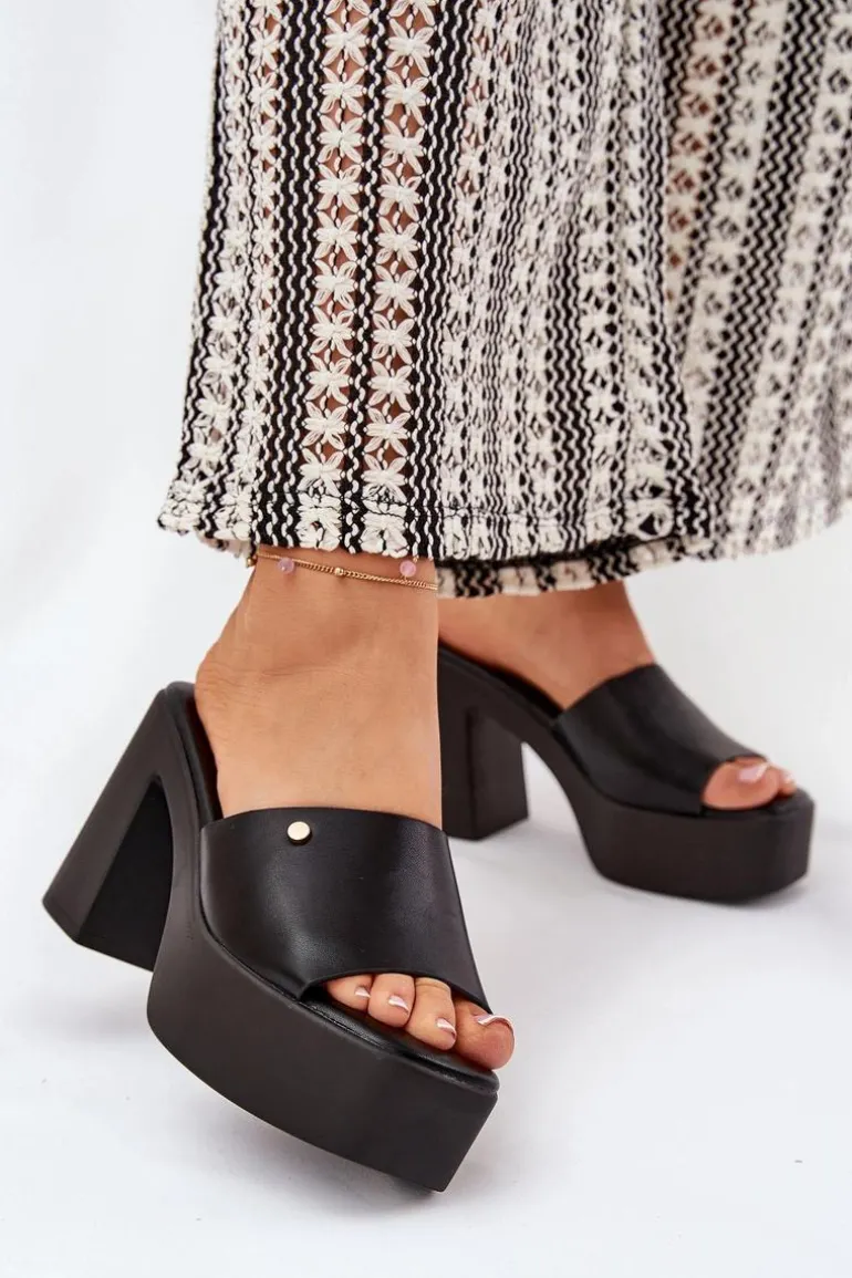 Damskie Klapki Z Eko Skóry Na Słupku I Platformie Czarne Tamirella