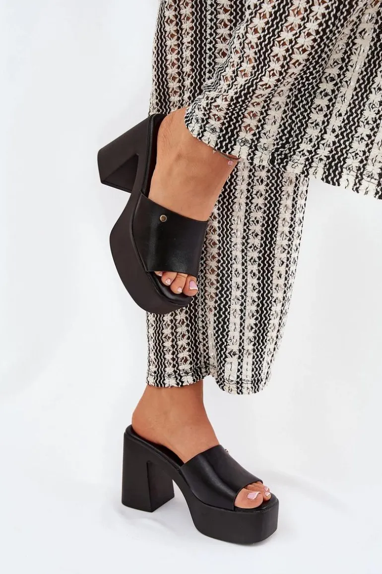 Damskie Klapki Z Eko Skóry Na Słupku I Platformie Czarne Tamirella