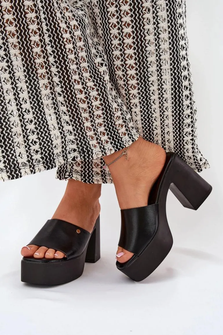 Damskie Klapki Z Eko Skóry Na Słupku I Platformie Czarne Tamirella