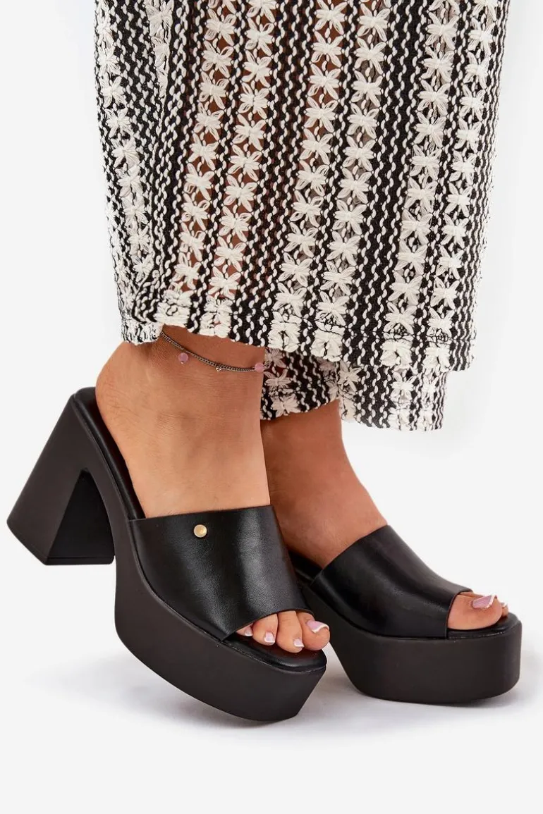 Damskie Klapki Z Eko Skóry Na Słupku I Platformie Czarne Tamirella