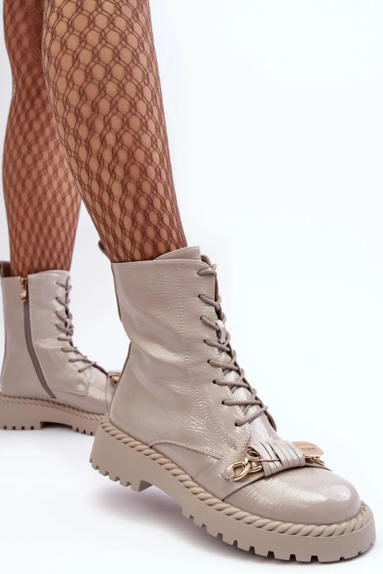 Damskie Lakierowane Botki Workery Z Ozdobą D&A MR870-67 Jasnoszare