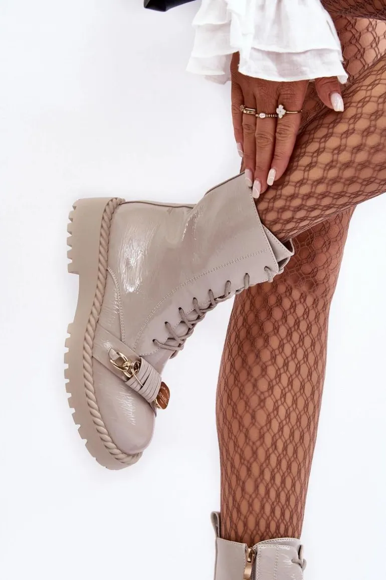 Damskie Lakierowane Botki Workery Z Ozdobą D&A MR870-67 Jasnoszare