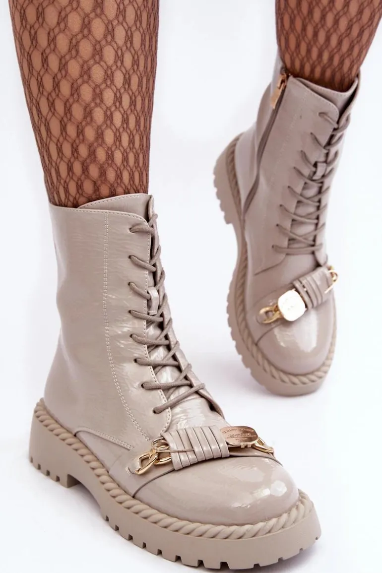 Damskie Lakierowane Botki Workery Z Ozdobą D&A MR870-67 Jasnoszare