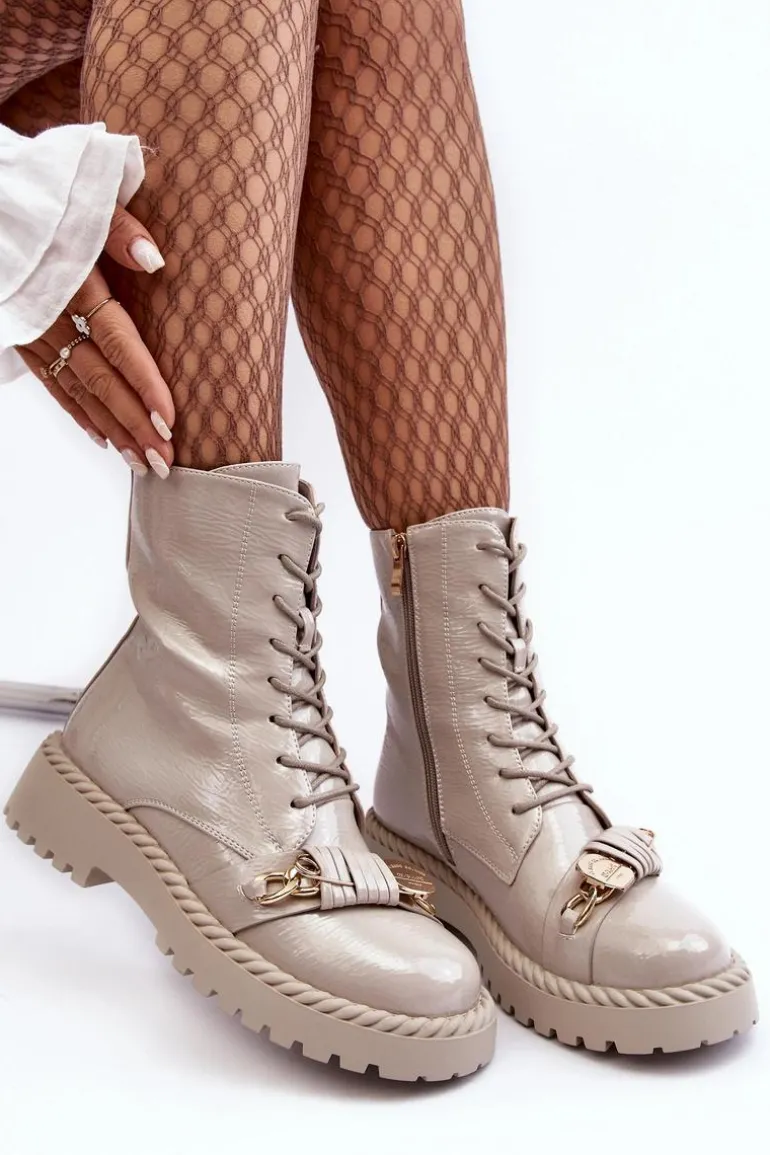 Damskie Lakierowane Botki Workery Z Ozdobą D&A MR870-67 Jasnoszare