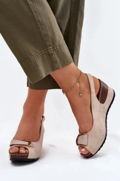 Damskie Lekkie Sandały Na Koturnie Comfort Shoes Beżowo-Złote Efravia