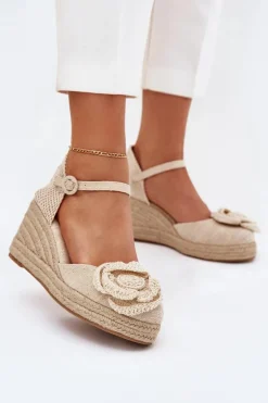 Damskie Sandały Na Koturnie Z Plecionką I Szydełkowym Kwiatem Beżowe Ismilea