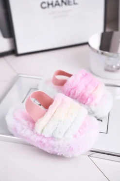Dziecięce klapki z futerkiem i gumką kolorowe Fluffy