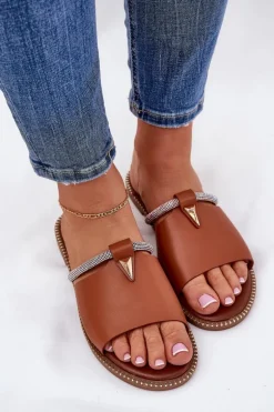 Eko Skórzane Klapki Na Płaskim Obcasie Z Ozdobnym Paseczkiem Camel Hirtewi